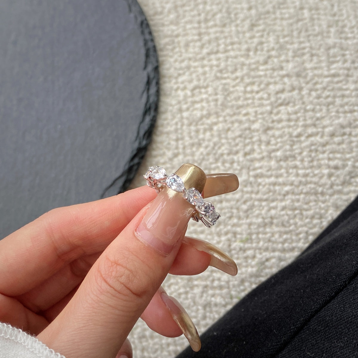 [ECHO ]Exquisite Pear Cut Tennis Ring