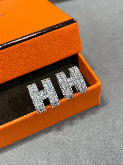 [ECHO ]H STUD EARRINGS WITH SILVER DIAMONDS