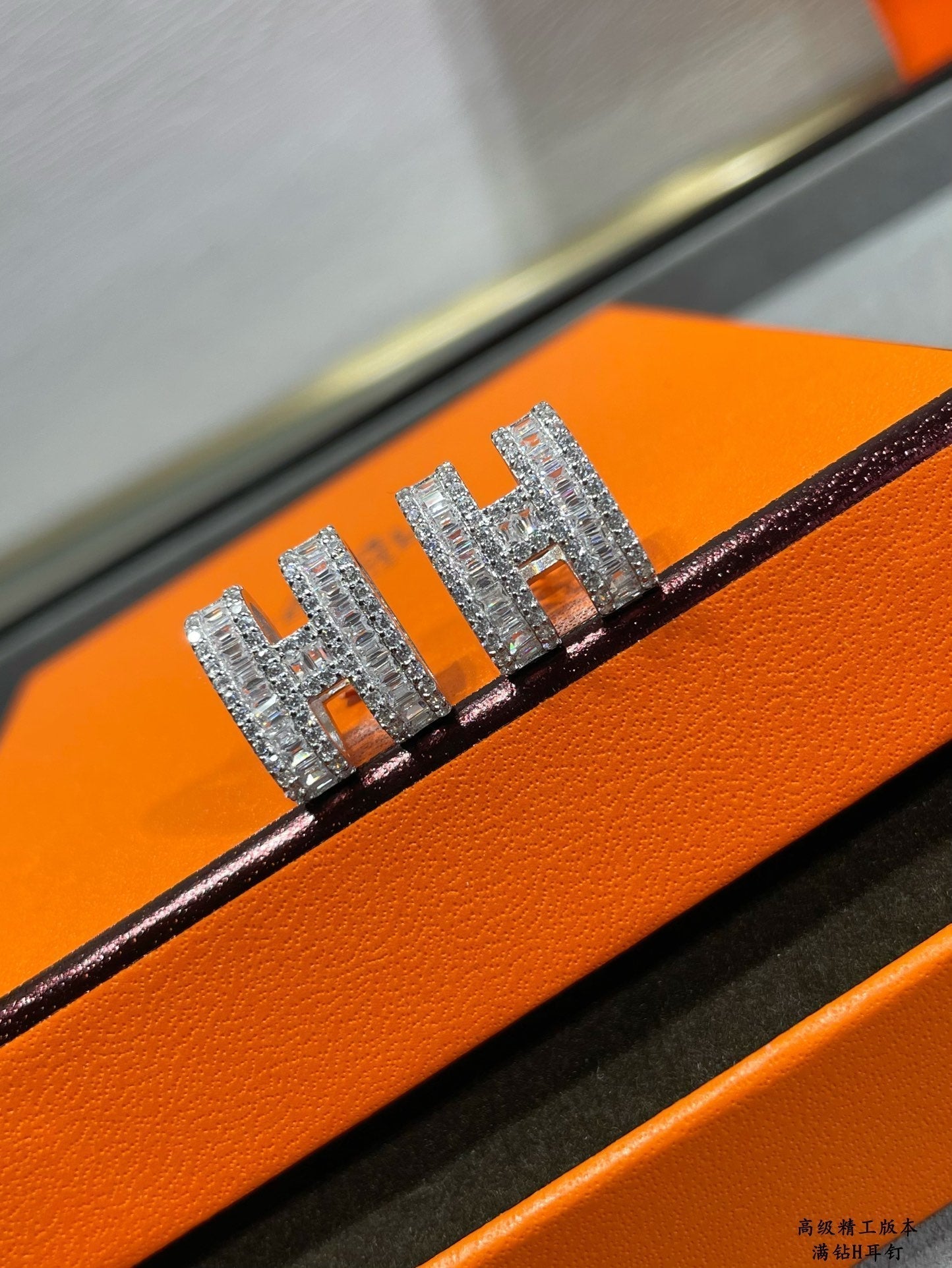 [ECHO ]H STUD EARRINGS WITH SILVER DIAMONDS