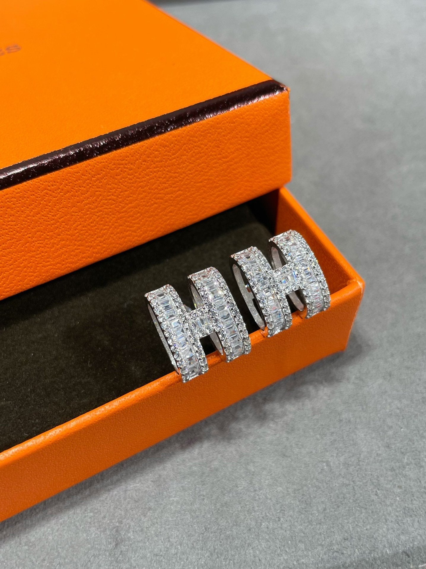 [ECHO ]H STUD EARRINGS WITH SILVER DIAMONDS