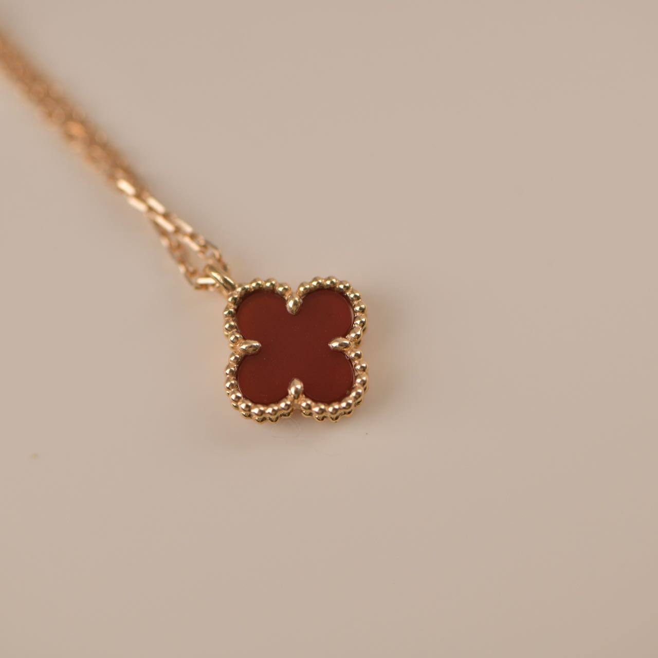 [ECHO ]CLOVER MINI 9.5MM WHITE CARNELIANS NECKLACE