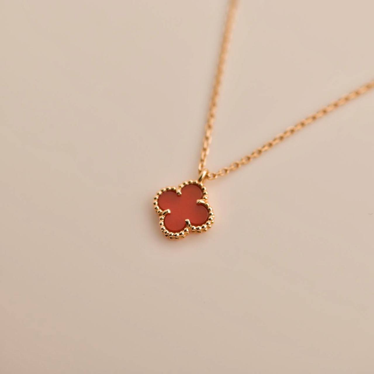 [ECHO ]CLOVER MINI 9.5MM WHITE CARNELIANS NECKLACE