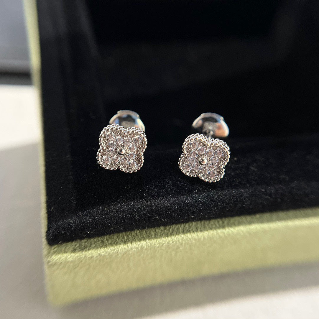 [ECHO ]CLOVER MINI DIAMOND STUD EARRINGS