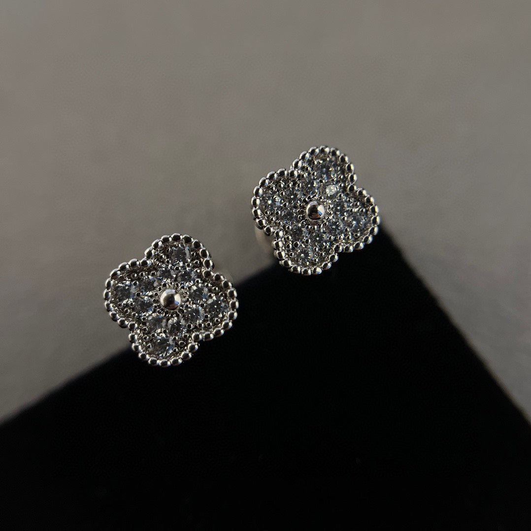 [ECHO ]CLOVER MINI DIAMOND STUD EARRINGS