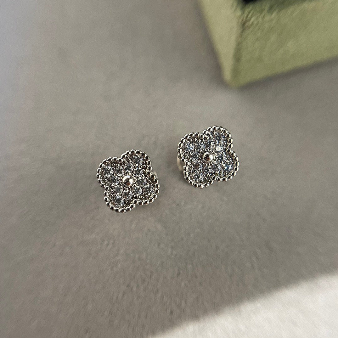 [ECHO ]CLOVER MINI DIAMOND STUD EARRINGS